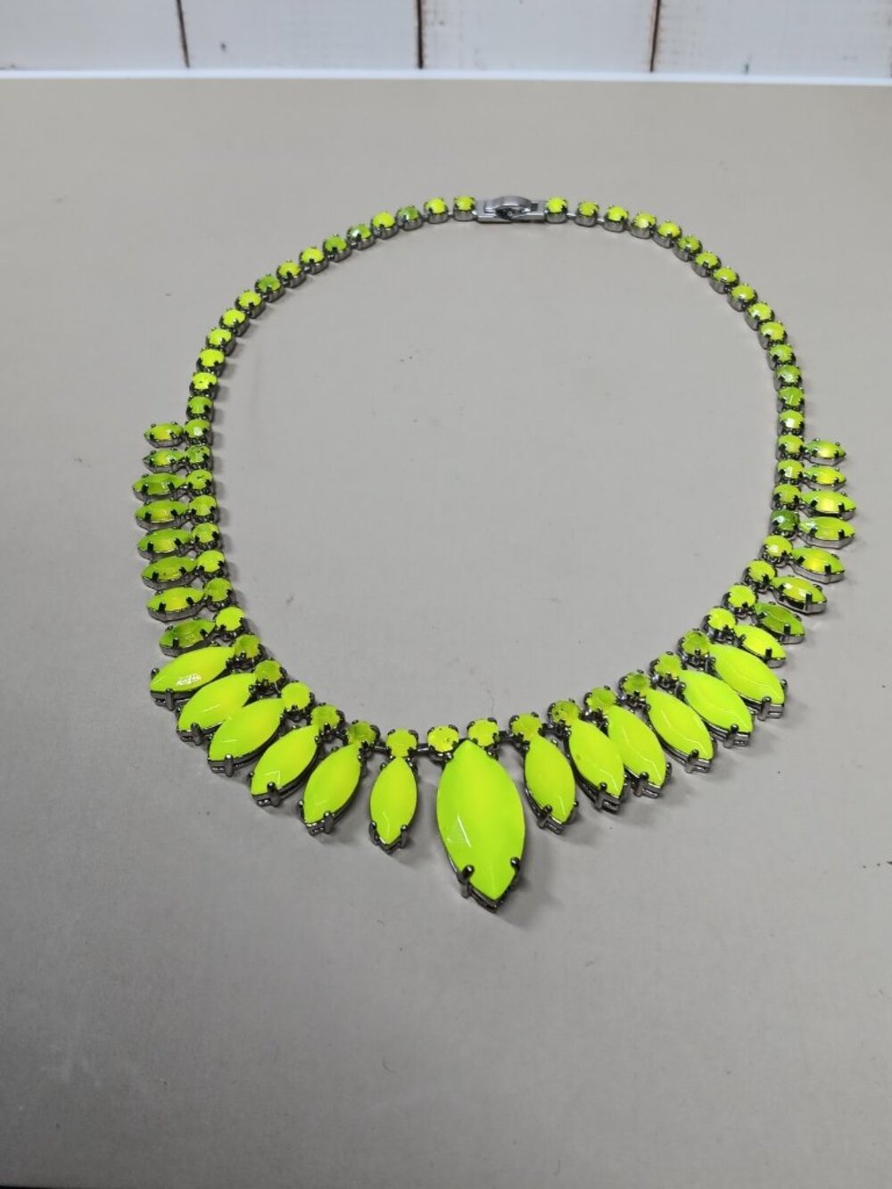 Vintage Faceted Neon Green Bib Necklace Y2K 16" - Picture 14 of 15